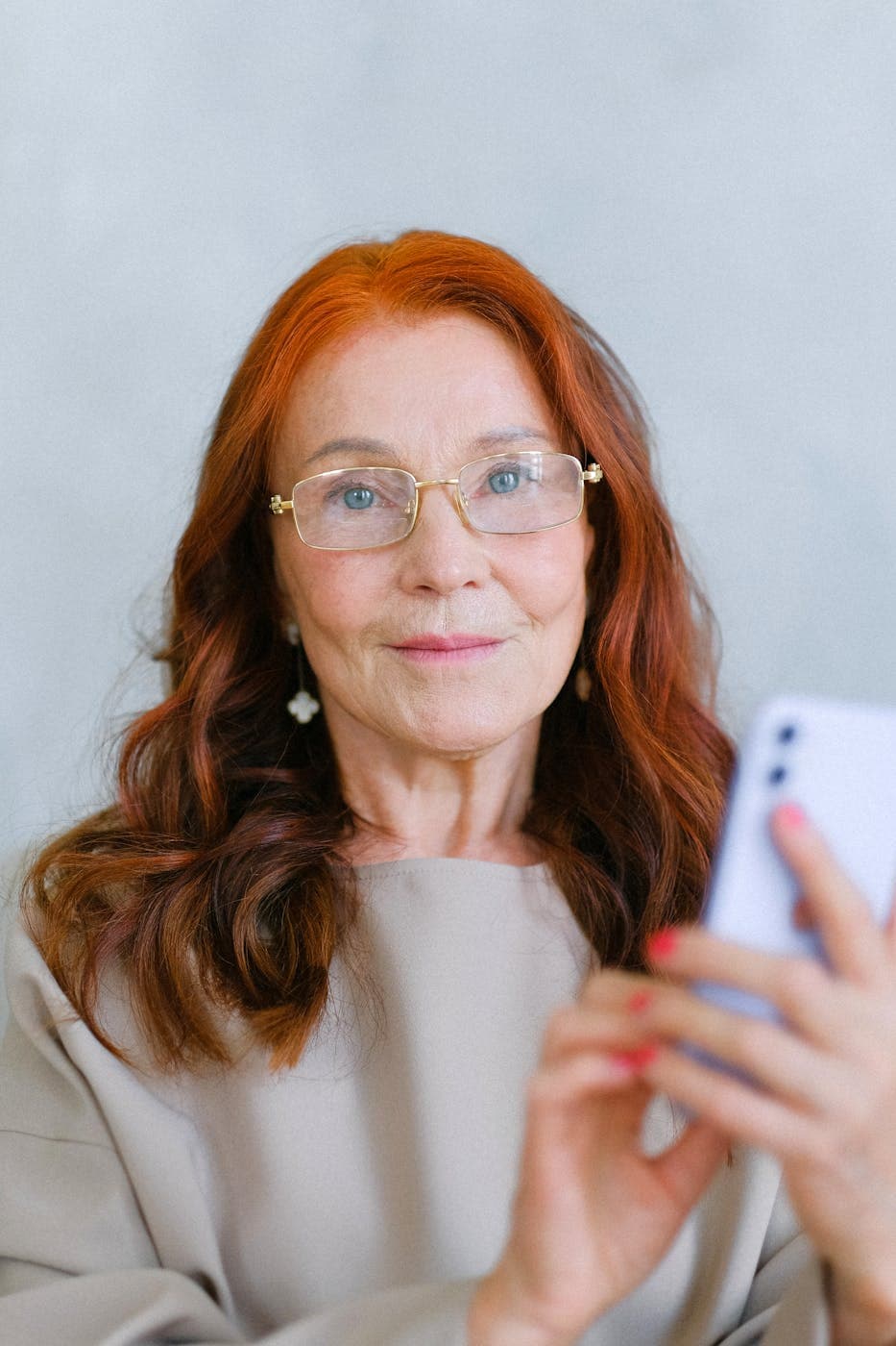Pessoa sorrindo enquanto resolve a saúde pelo celular