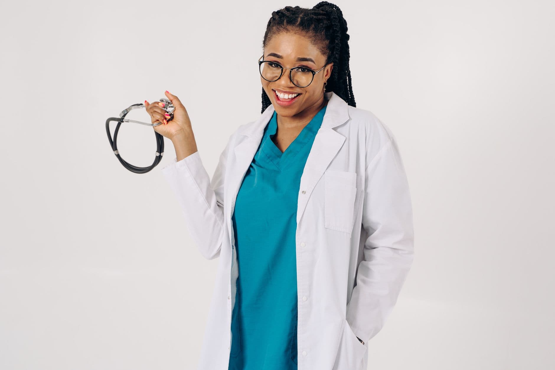 Médica sorrindo no corredor de uma clínica da rede credenciada