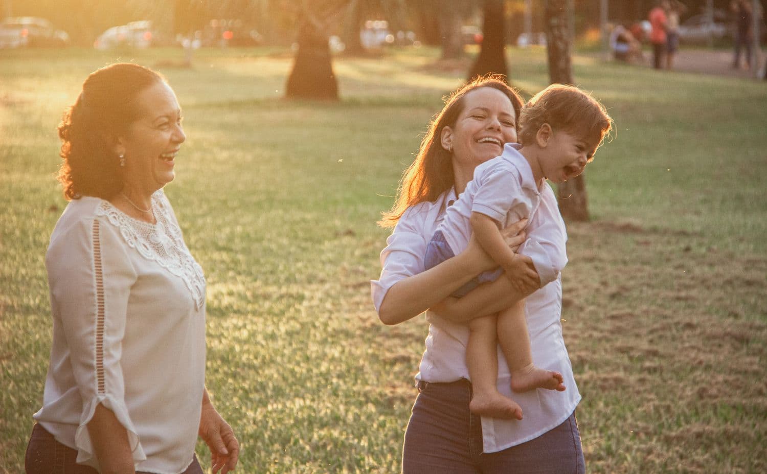 Família reunida aproveitando um momento juntos ao ar livre